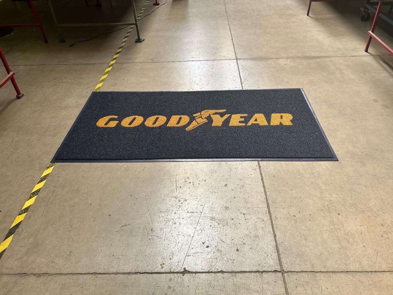 Alfombra entrada personalizada con logo Goodgear empresa Chile